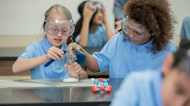2 young kids doing science experiment